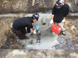 駐車場ピットをこのまま埋めていまうと雨水の逃げ場がなくなってしまうため床コンクリートに水抜き穴を開けます。