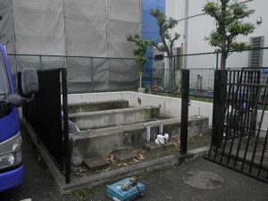 不要になった受水槽を解体します。今回は受水槽の跡地を駐車場に変更しますので、この後舗装工事ができるように、受水槽の基礎も解体します。