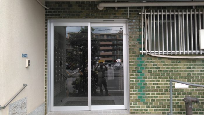 千葉県市川市マンションのエントランスに自動ドアを新しく設置させていただきました。設置前は観音開きのガラス戸が設置されていましたが、車いすをご利用されている方や足の不自由な方のご利用を考え自動ドアを設置する運びとなりました