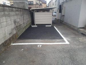 受水槽の跡地は駐車場となり見た目もすっきりしました。建物を維持するためには日々のメンテナンスが必要不可欠です。それはつまるところ現状維持ということですが今回の施工事例の様に既存の設備を大胆に改修・改良することで様々なメリットが生まれてくることもございます。