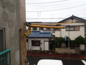 まずは足場組立前の準備として安全対策として電線に防護管でカバーさせて頂きました。建物と電線が一定以上離れていない場合は感電防止のためこの様な措置をする必要がございます。