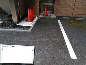 既存の通用口に段差があり車いすや足が不自由な方のご利用を考えスロープを打設しバリアフリー化にする運びとなりました。