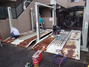 こちらのマンションには立体駐車場が設置されていましたが経年劣化による錆びが出てしまっていたり場所も取っていたので解体をして全て撤去します。