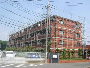 外壁の修繕工事に必要なものがこの『足場』です。居住者様にとってはうっとうしく、また工事の後はきれいさっぱり引き上げてしまい何も残ららないのですが、工事を効率的かつ安全に進めていくためには、なくてはならない物です。