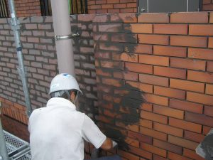 この物件の建築当時には見た目の美しさから深目地というタイル目地を押える貼り方が多くございました。今回の工事では、タイルの裏に水が回るのを防止することとタイルの付着力を高めるためタイル目地を施工しました。