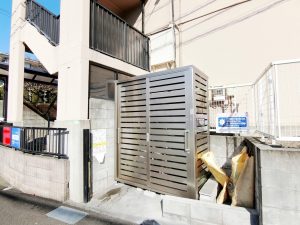 施工後（ステンカラー色）：サイズは１８００×９００（４５Ｌゴミ袋が最大で５５個入ります。）大型ゴミ置き場は、ユニットを連結して増設が可能です。今回は基本セット＋ＧＳ棚セット（オプション）。