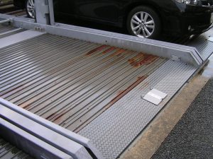 施工前の状態です。駐車パレットに錆が発生しております。維持するためには外壁塗装と同様で定期的に塗装する必要があります。機械駐車は2段、3段と重なっているため最悪の場合したの段も車に錆汁が落ち、汚してしまいます。