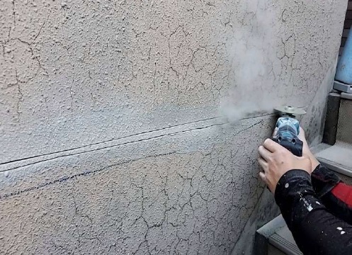 この建物は壁面の適切な位置に目地が設けられていないため、クラック(ひび割れ)が発生しやすい構造となっておりました。改修工事後も同じ状況とならないように目地を新設しました。