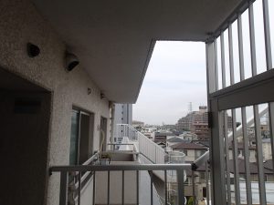 このアルミ手摺を乗り越えて廊下の屋根の上を歩いて屋上に行くようです。万が一転落してしまったら大変なことです。