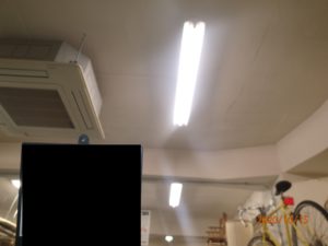 倉庫の照明器具のＬＥＤ化工事Before画像